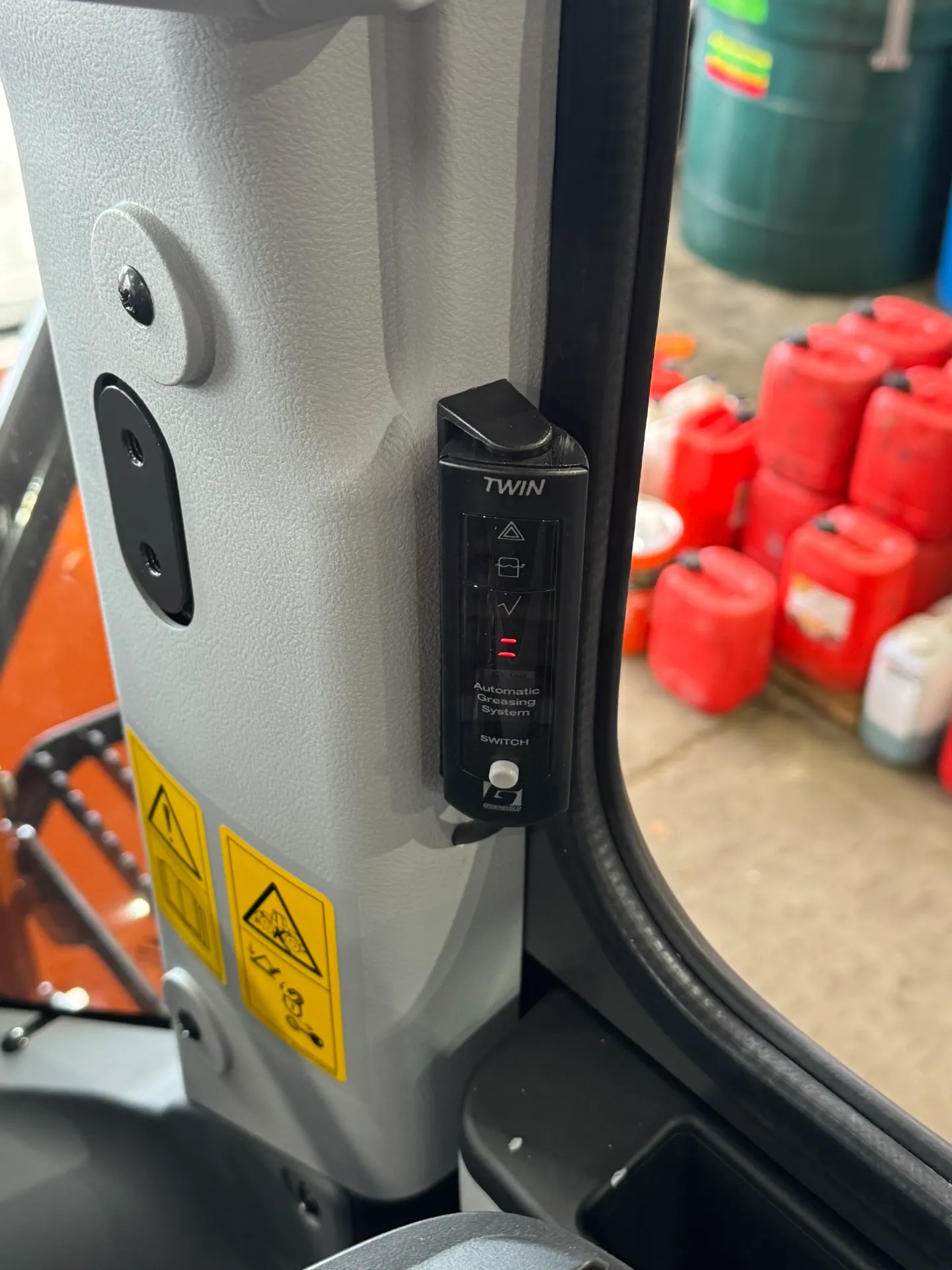 Twin-3 display kit, including bracket and screws